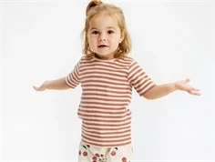 Pige klædt i rosa og hvidstribet t-shirt fra The New Siblings TNST6206 old rose striped